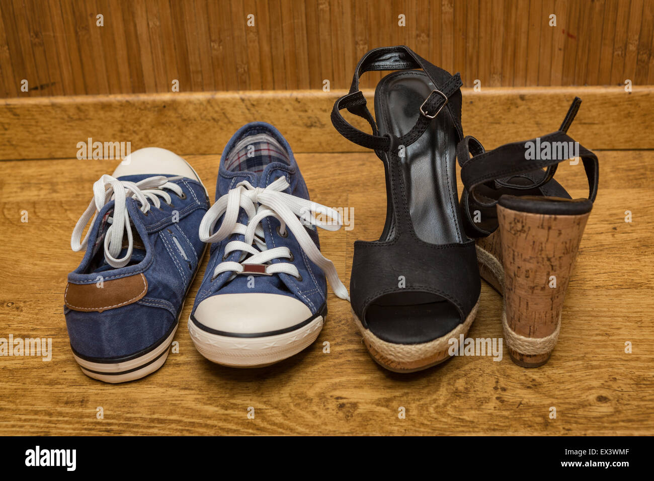 Wahl der Schuhe - Sneaker oder Sandalen mit hohen Absätzen Stockfoto