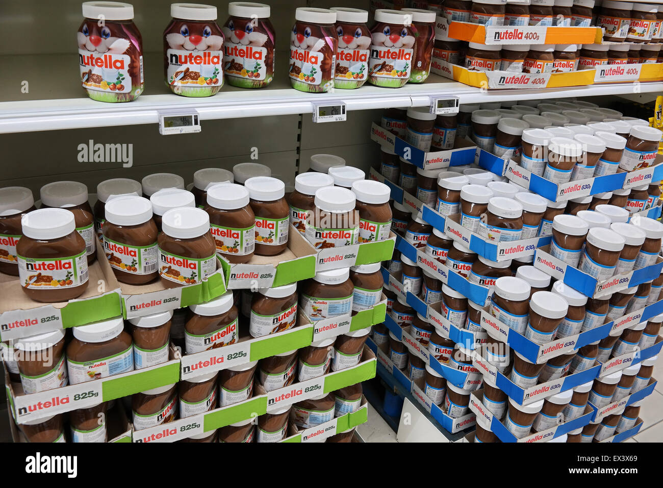 Aktien von Nutella-Gläser in einem SB-Warenhaus Stockfoto