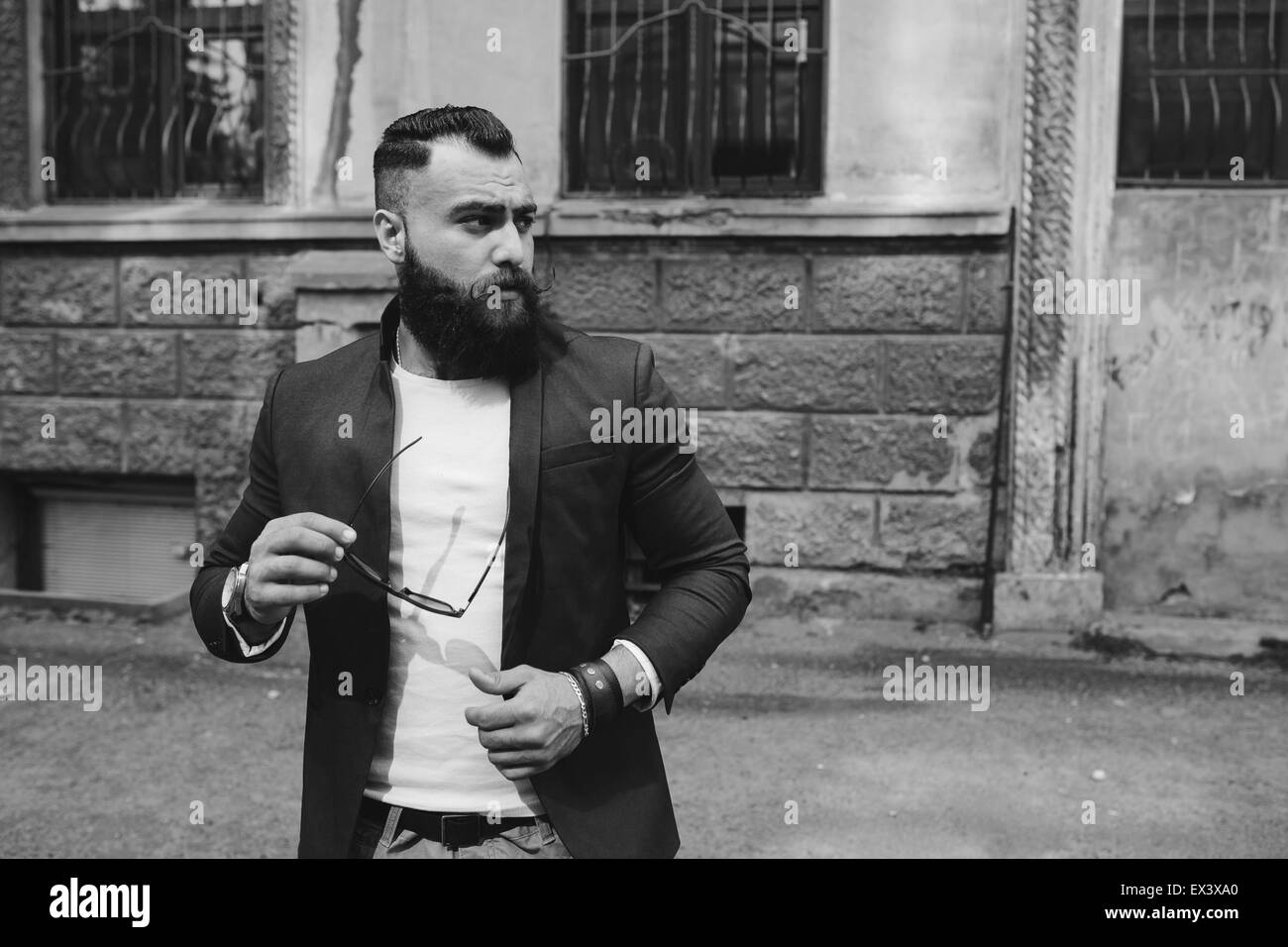 bärtiger Mann im Hintergrund der alten Stadt Stockfoto