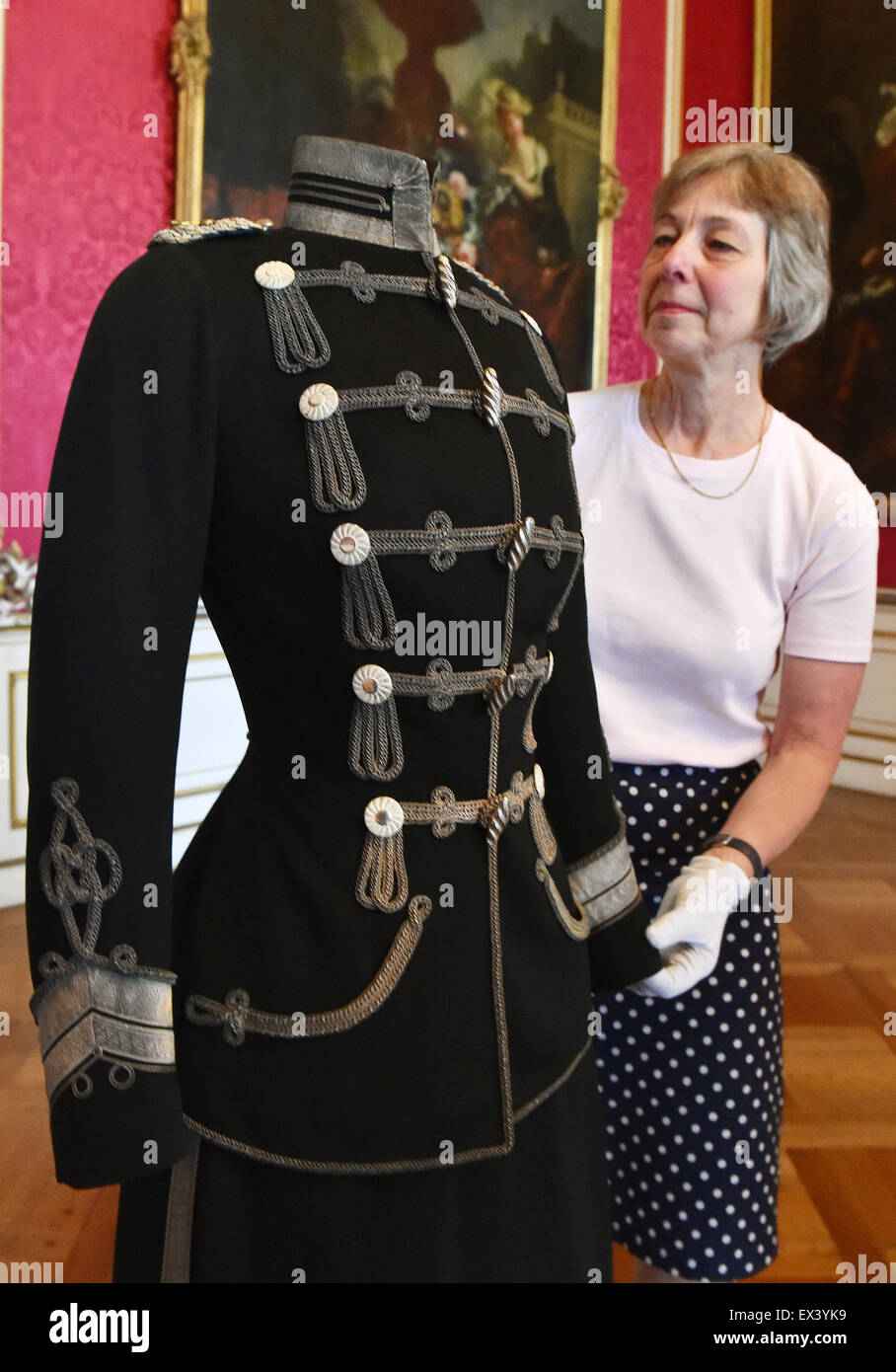 Potsdam, Deutschland. 6. Juli 2015. Restauratorin Sigrid Gerlitz richtet die Tunika von Prinzessin Victoria Luise von Preußen im neuen Palais in Potsdam, Deutschland, 6. Juli 2015. Kaiser Wilhelm II hatte seine damals 18 Jahre alte Tochter Chef der 2. Leib-Husaren-Regiment (lit.) ernannt. Leben-Husaren-Regiment) im Jahr 1910. Die original Uniform wird in die Ausstellung aufgenommen werden "A Woman Touch. Wie Brandenburg Preußen wurde ", das läuft vom 22. August bis 22. November 2015 am Schloss Charlottenburg. Foto: Bernd Settnik/Dpa/Alamy Live News Stockfoto