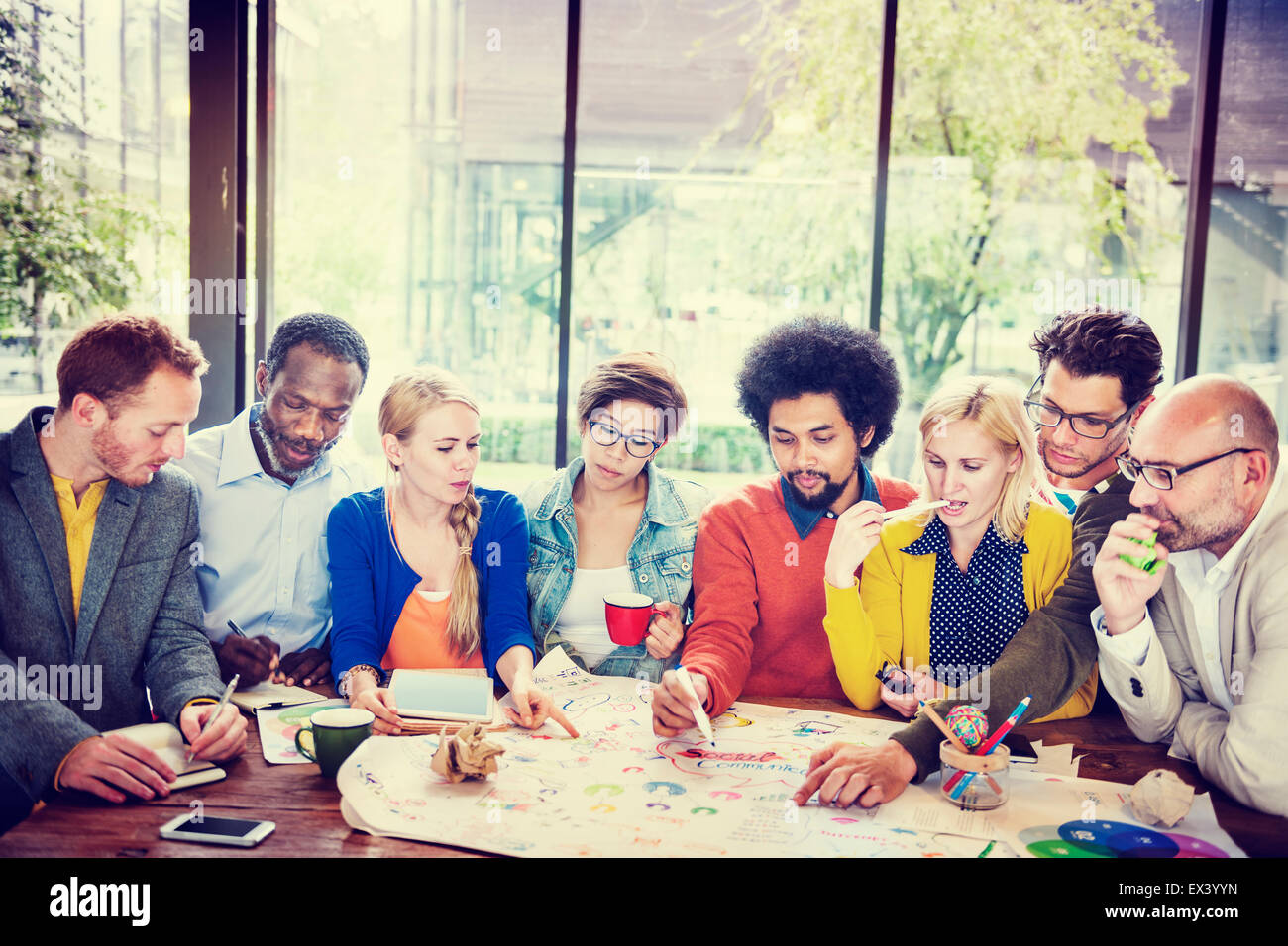 Vielfalt lockeren Leuten Teamwork Brainstorming-Sitzung Konzept Stockfoto