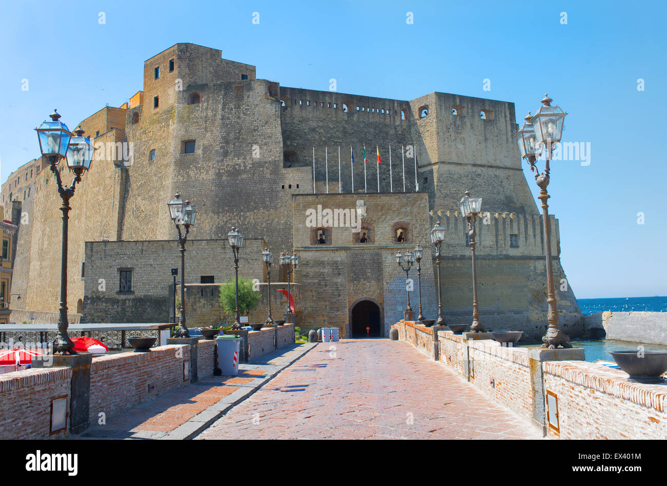 Neapel, Italien - Juli 3:Castel OVO ist benannt nach ein Ei versteckt, die die ganze Festung Stand gehalten. Sein Scheitern hätte Stockfoto