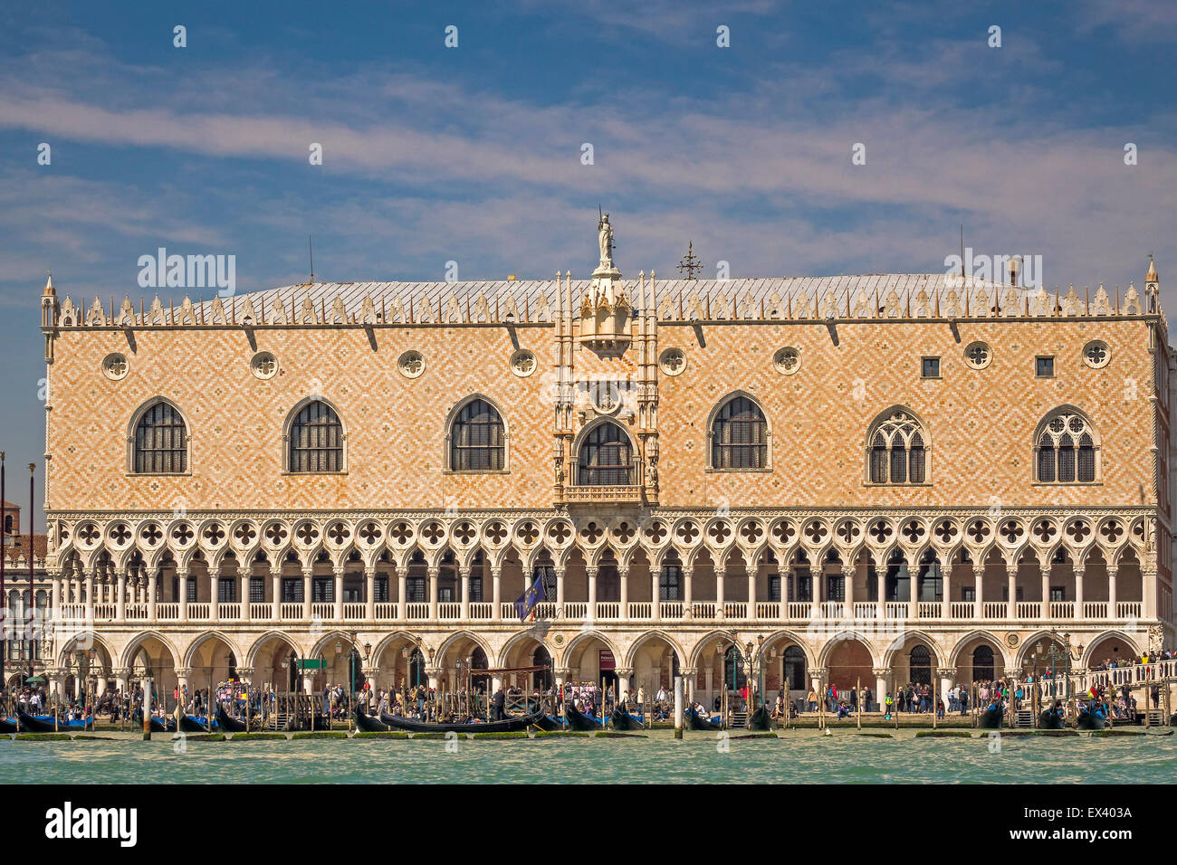 Dogenpalast von Venedig Italien Meer gesehen Stockfoto