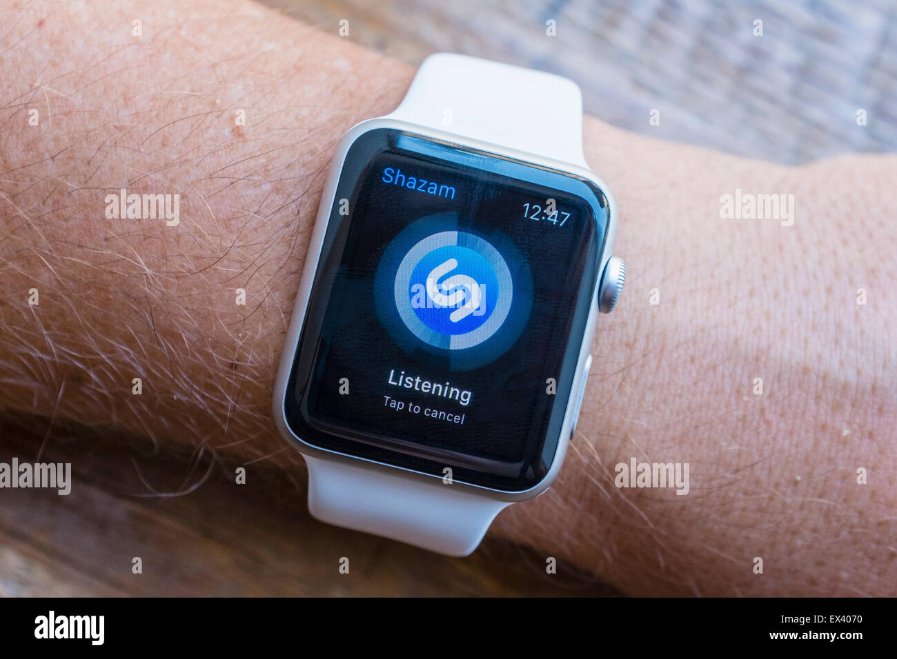 Shazam-Musik-Suche-app auf einem Apple Watch Stockfoto