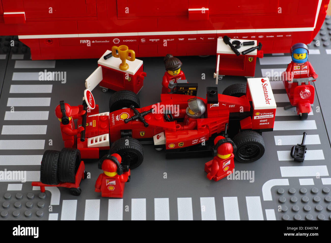 LEGO-Team-Crew-Mitglieder sind Steuer eines Ferrari F14 T Rennwagen von LEGO Geschwindigkeit Champions Festlegung. Stockfoto