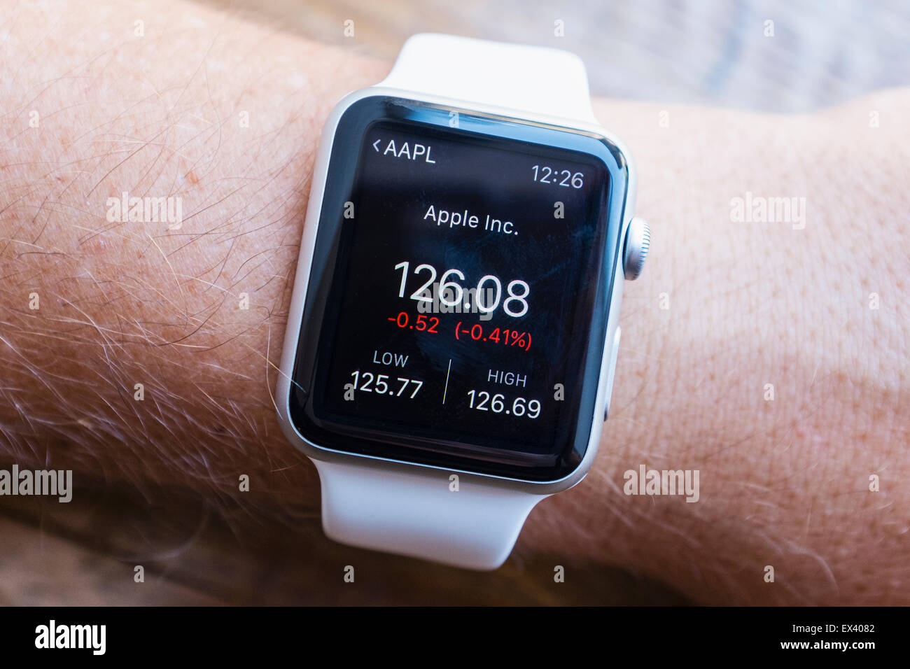 Aktienkurs der Firma Apple, die auf einem Apple Watch Stockfoto