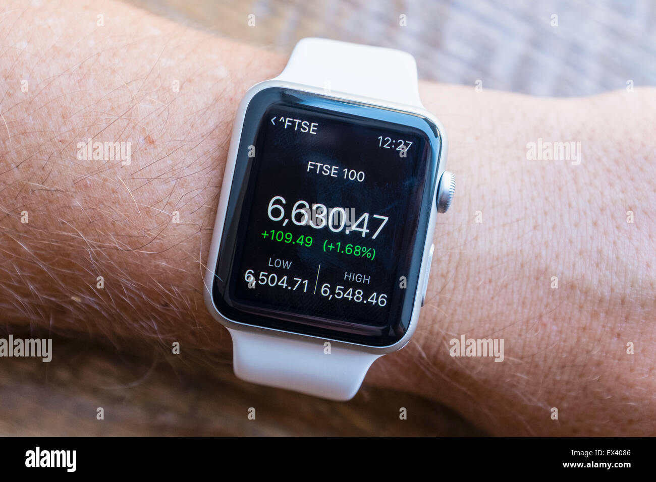 Zusammenfassung der FTSE Börsenentwicklung zeigt auf eine Apple Watch Stockfoto