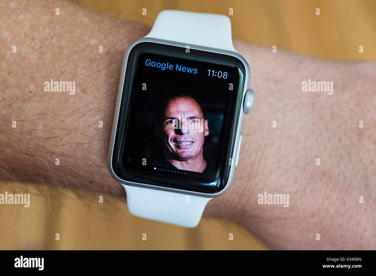Google News-app zeigt Rücktritt des griechischen Finanzministers Yanis Varoufakis auf einem Apple Watch Stockfoto