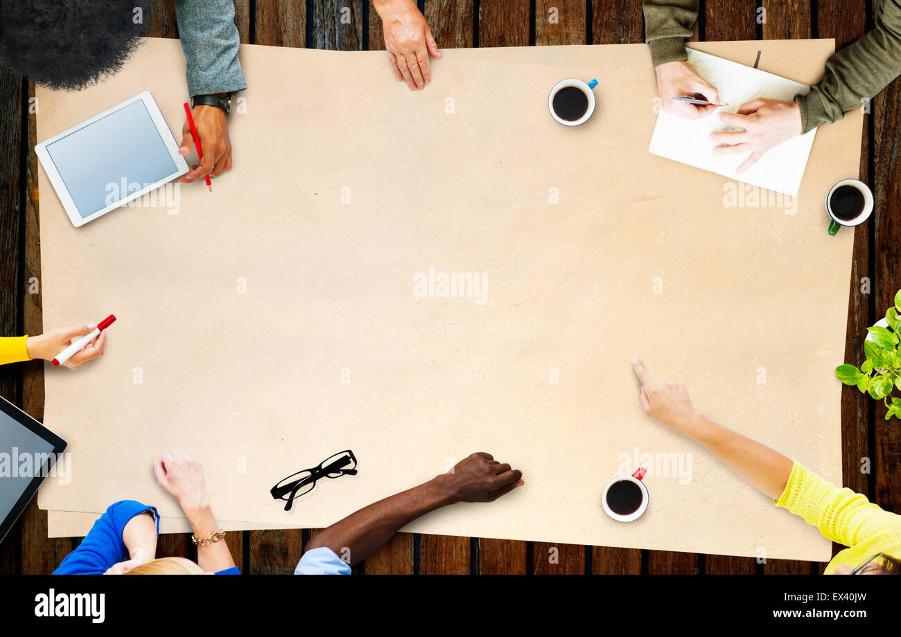 Multiethnische Menschen treffen diskutieren Teamwork Konzept Stockfoto