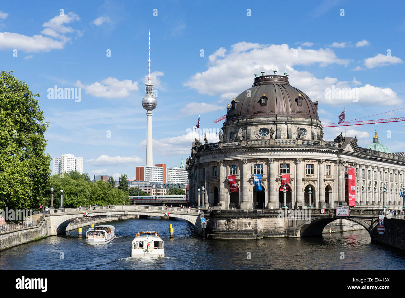 Ansicht von Bode Museum und Fernsehturm oder Fernsehturm in Berlin Deutschland Stockfoto