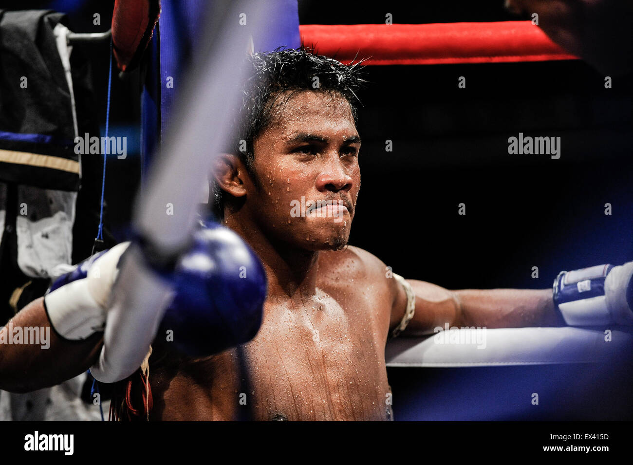Muay thai-Boxer Buakaw Por Paramuk saß auf seinem Hocker zwischen den runden Stockfoto