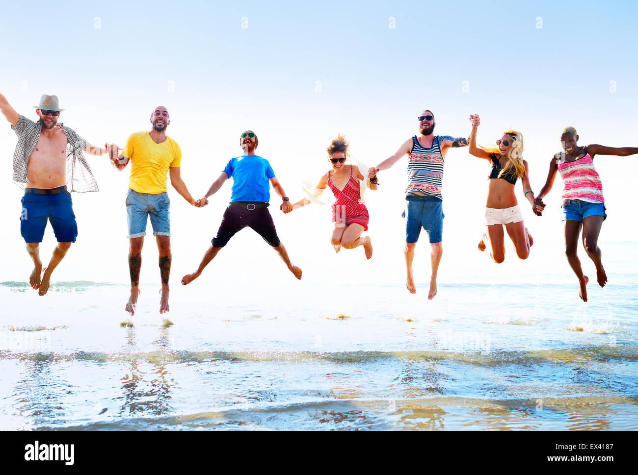 Diverse Strand Sommer Freunde Spaß Sprungwurf Konzept Stockfoto