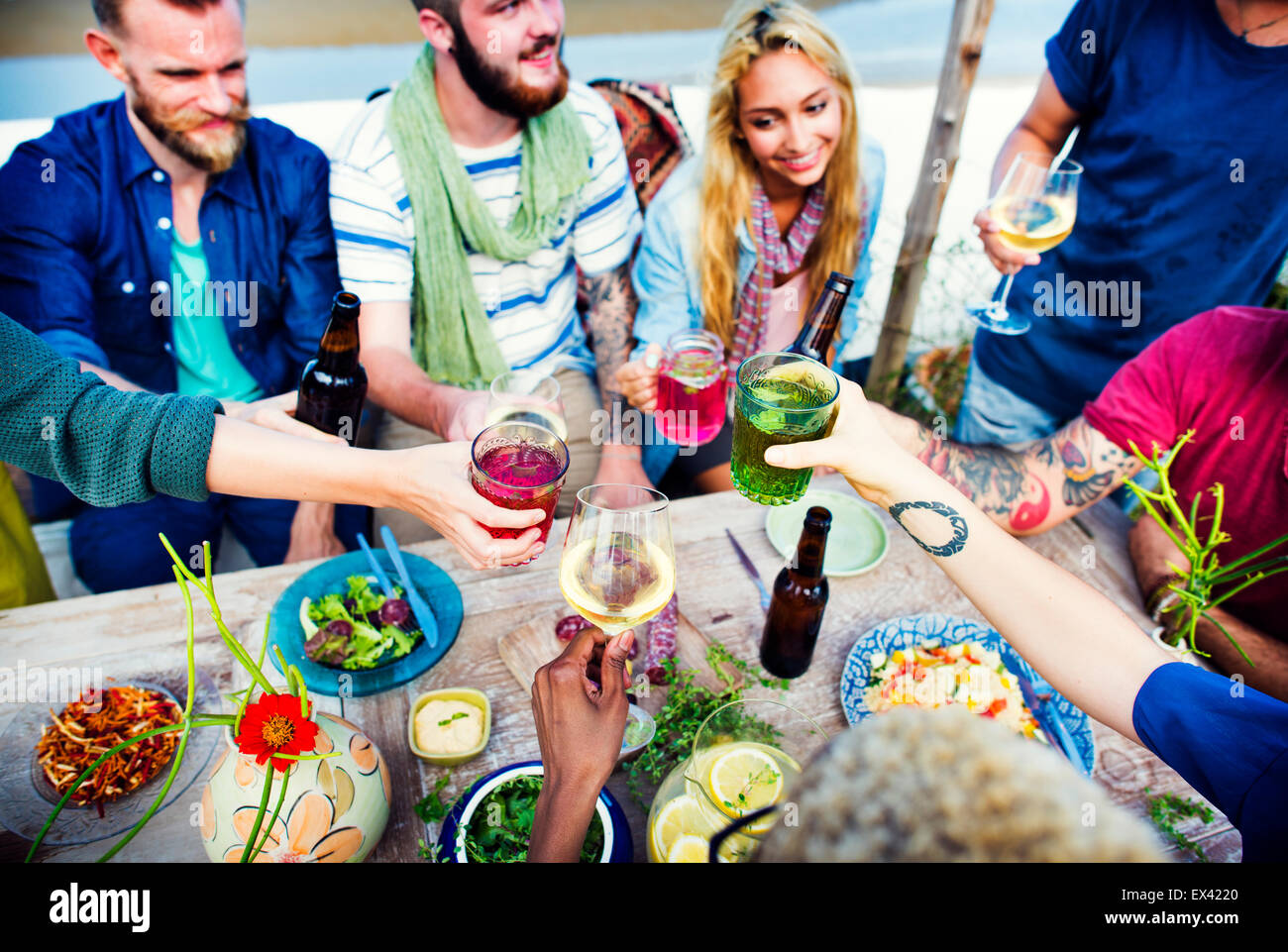 Unterschiedliche ethnische Freundschaft Party Freizeit Glück Konzept Stockfoto
