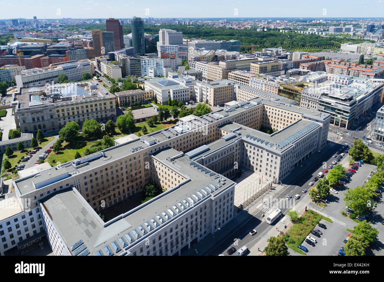 Skyline von Berlin in Richtung Potsdamer Platz mit Bundesministerium der Finanzen im Vordergrund in Deutschland Stockfoto