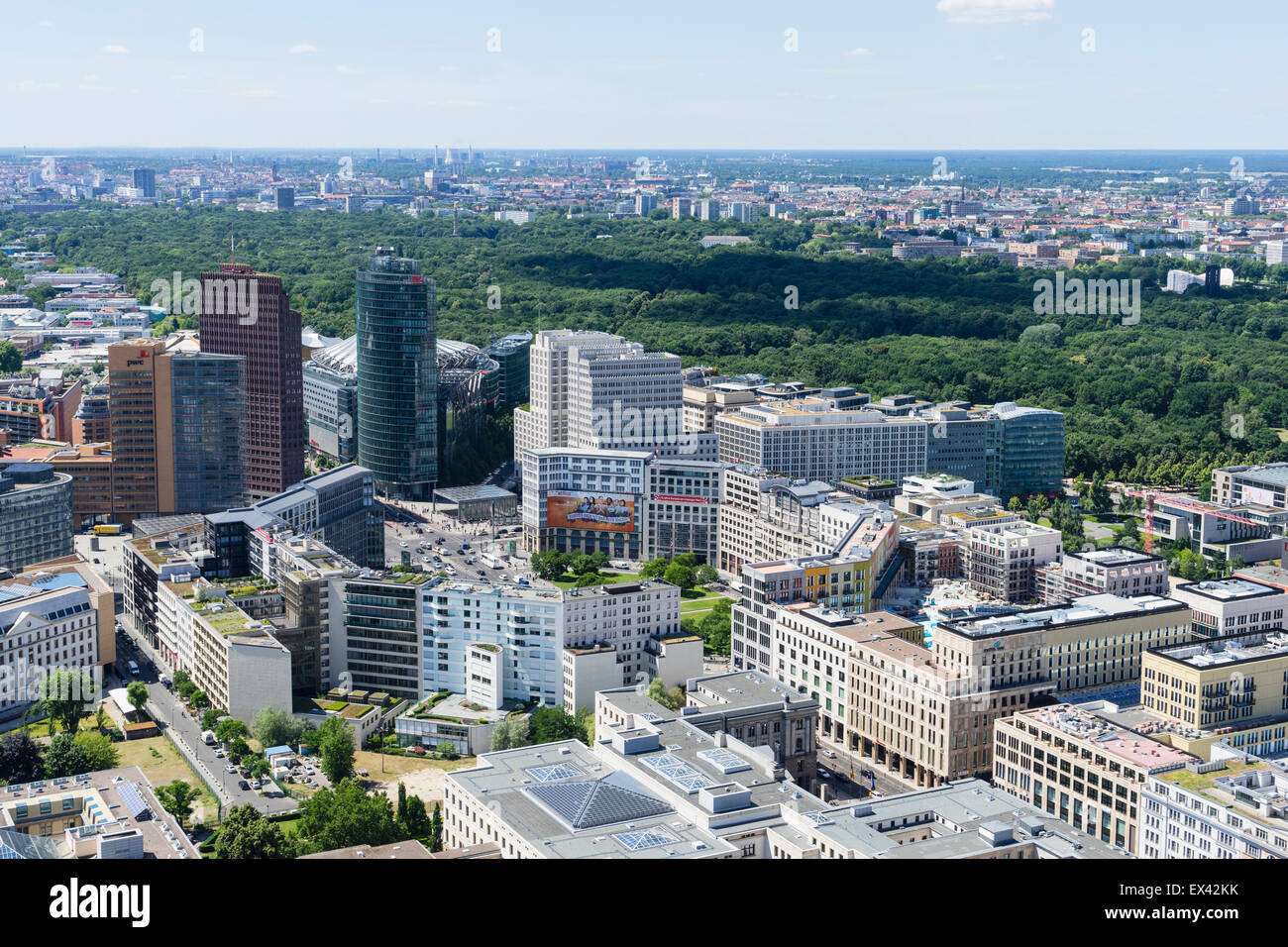 Skyline von Berlin in Richtung Potsdamer Platz und Tiergarten in Deutschland Stockfoto