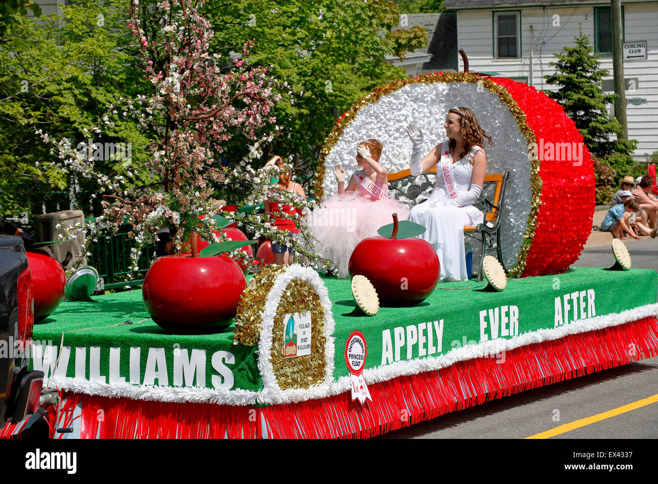 2015 Annapolis Valley Apple Blossom Festival Parade in Rand, Neuschottland, zeigt einen Port Williams Schwimmer tragen eine Prinzessin. Stockfoto