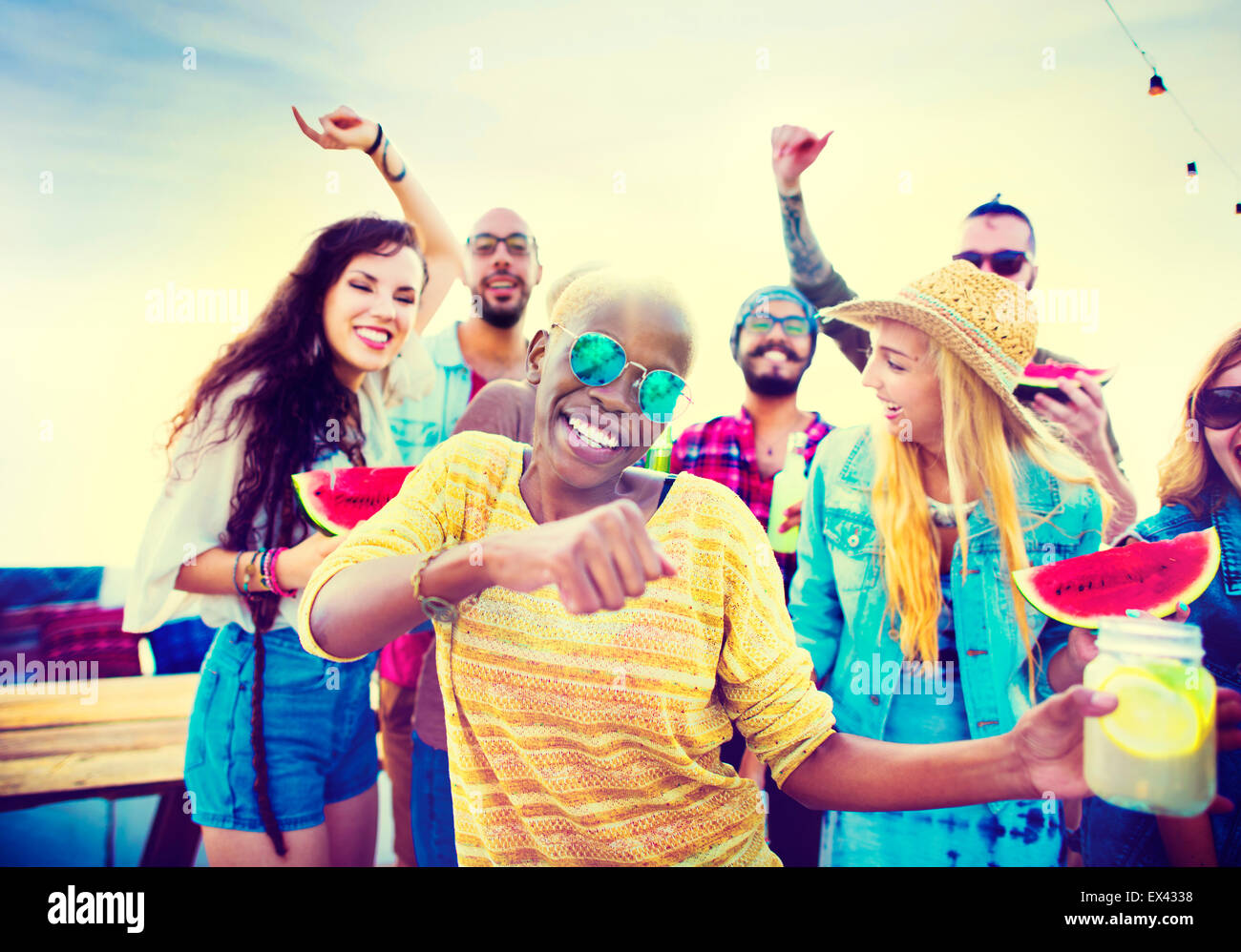 Jugendliche Freunde Beach Party Glück Konzept Stockfoto