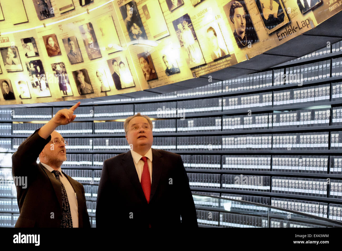 Jerusalem, Israel. 6. Juli 2015. Außenminister von Griechenland, NIKOS KOTZIAS (R), starrt auf erweiterten Gedenkblätter in der Halle der Namen in Yad Vashem Holocaust Museum, wo die Gedenkblätter der mehr als 4.000.000 jüdischen Holocaust-Opfer ewig aufbewahrt werden. Die FM tourte das Museum, beteiligte sich an einer Gedenkfeier und signiert das Museum-Gästebuch. Bildnachweis: Nir Alon/Alamy Live-Nachrichten Stockfoto