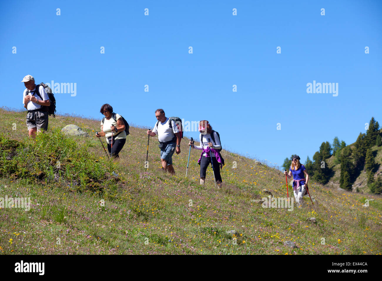 Gruppe von Menschen Wandern bergauf in Pila, Alpen, Valle d ' Aosta, Italien Stockfoto