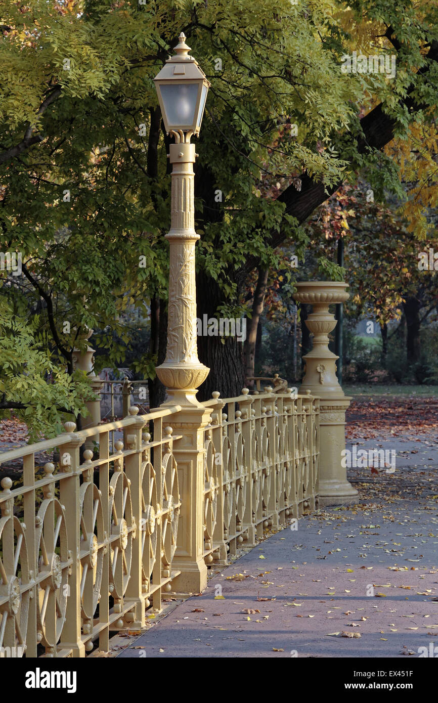 Gelbe Straßenlaterne auf das Brückengeländer. Stockfoto