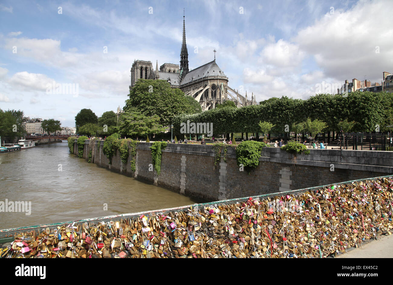 Pont de l'Archeveche Pont des Arts.Love Lock Bridge.Love Locks.Paris.France.The Love Lock Brücke mit Blick auf Notre Dame vor dem Brand im Jahr 2019 Stockfoto