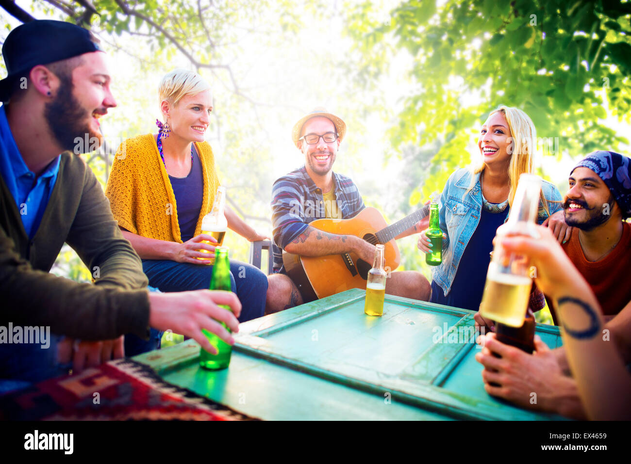 Unterschiedlichste Menschen Freunde trinken Konzept hängen Stockfoto