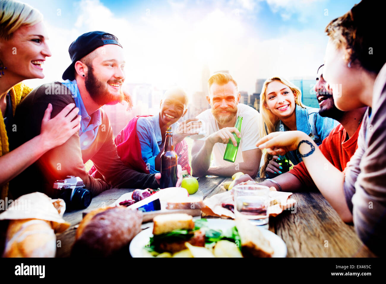 Unterschiedlichste Menschen Freunde trinken Konzept hängen Stockfoto