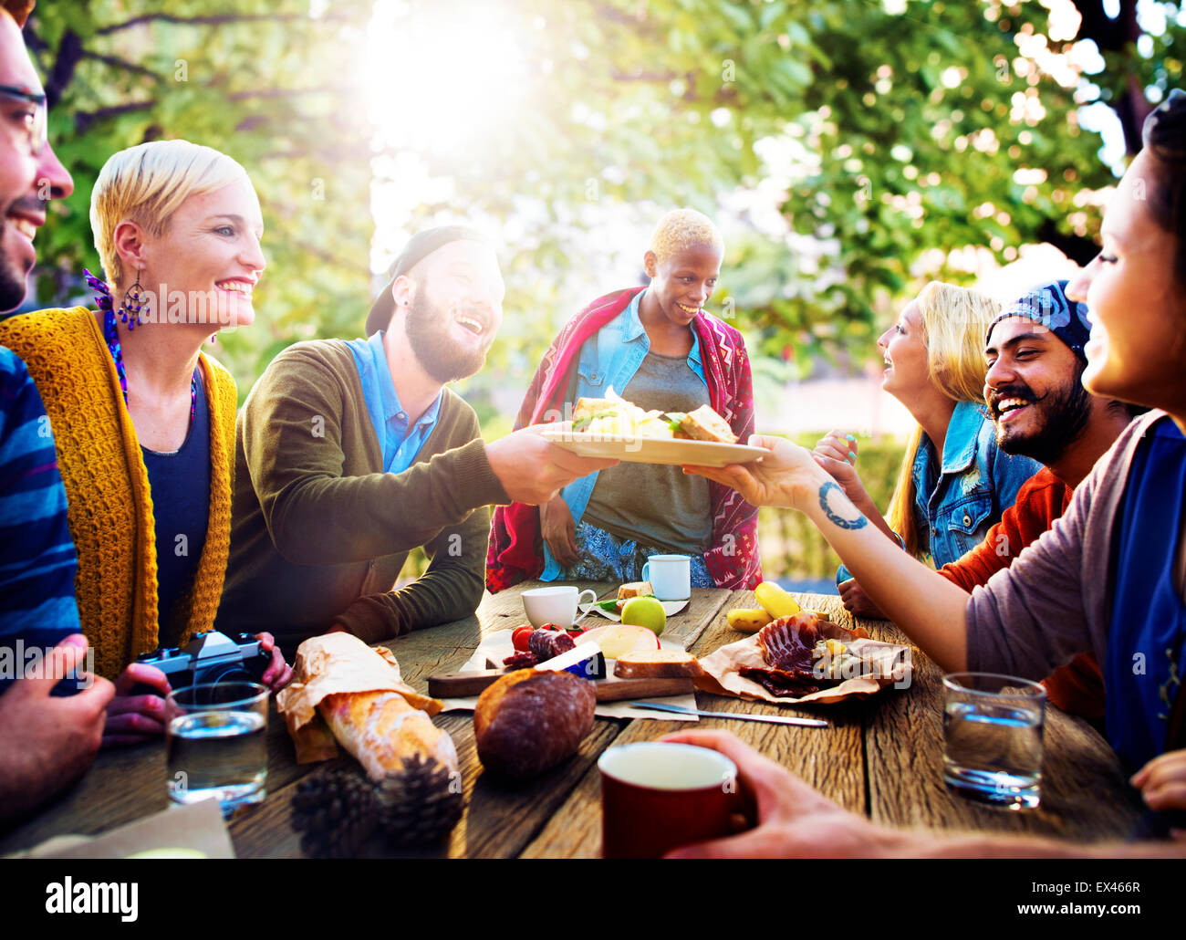 Freunde Freundschaft Urlaub gemeinsam Picknick Konzept Stockfoto