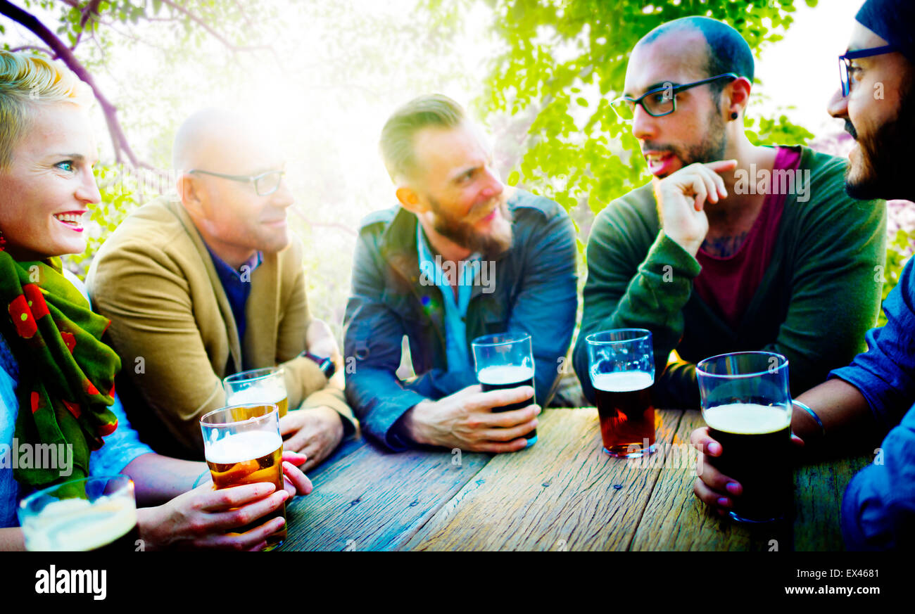 Unterschiedlichste Menschen Freunde trinken Konzept hängen Stockfoto