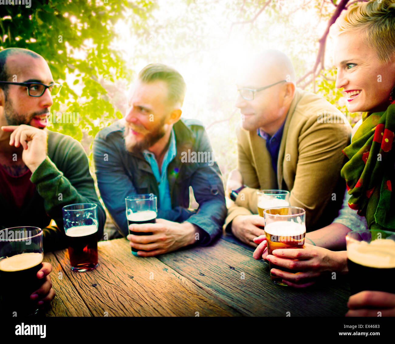 Unterschiedlichste Menschen Freunde trinken Konzept hängen Stockfoto