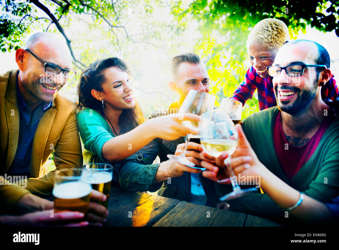 Unterschiedlichste Menschen Freunde trinken Konzept hängen Stockfoto