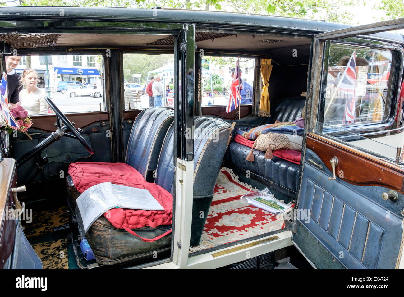 Innenraum des Jahrgangs Sunbeam Auto in Kingsbridge Oldtimer-show im Jahr 2015 Stockfoto