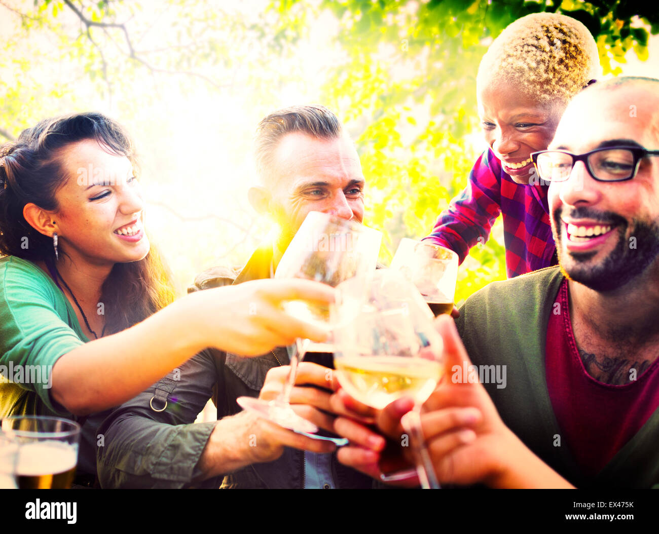 Unterschiedlichste Menschen Freunde trinken Konzept hängen Stockfoto