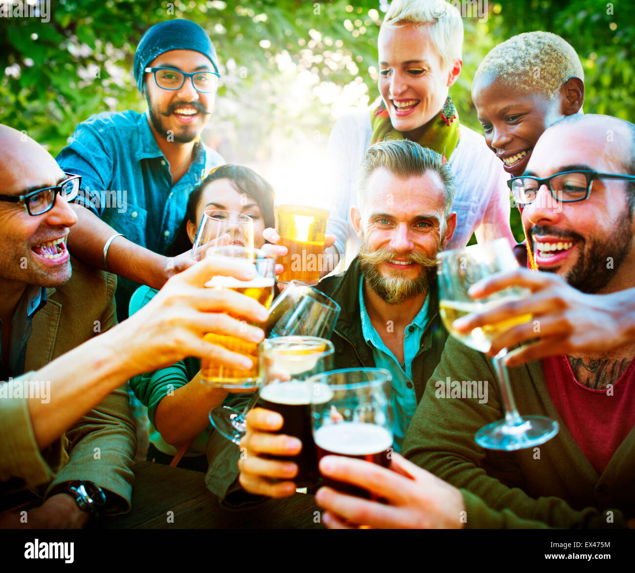 Unterschiedlichste Menschen Freunde trinken Konzept hängen Stockfoto