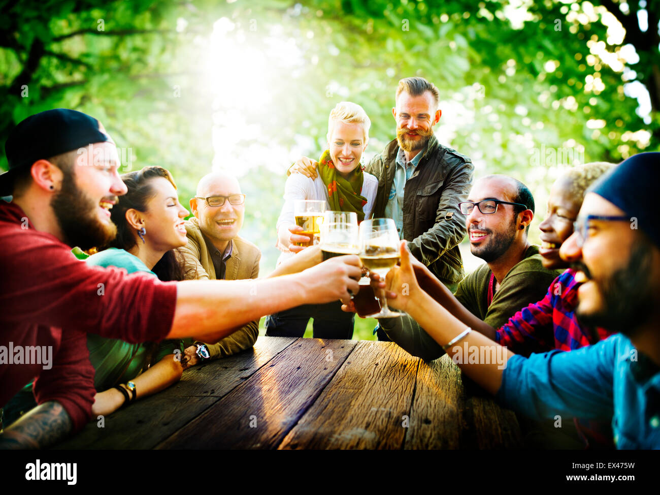 Freunde feiern im freien feiern Glück Konzept Stockfoto