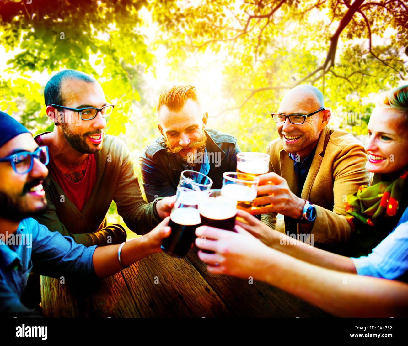 Unterschiedlichste Menschen Freunde trinken Konzept hängen Stockfoto