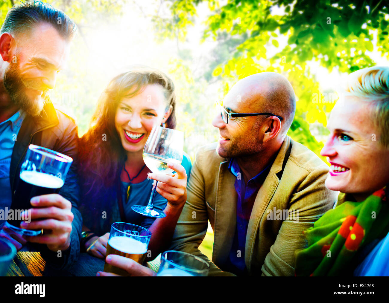 Unterschiedlichste Menschen Freunde trinken Konzept hängen Stockfoto