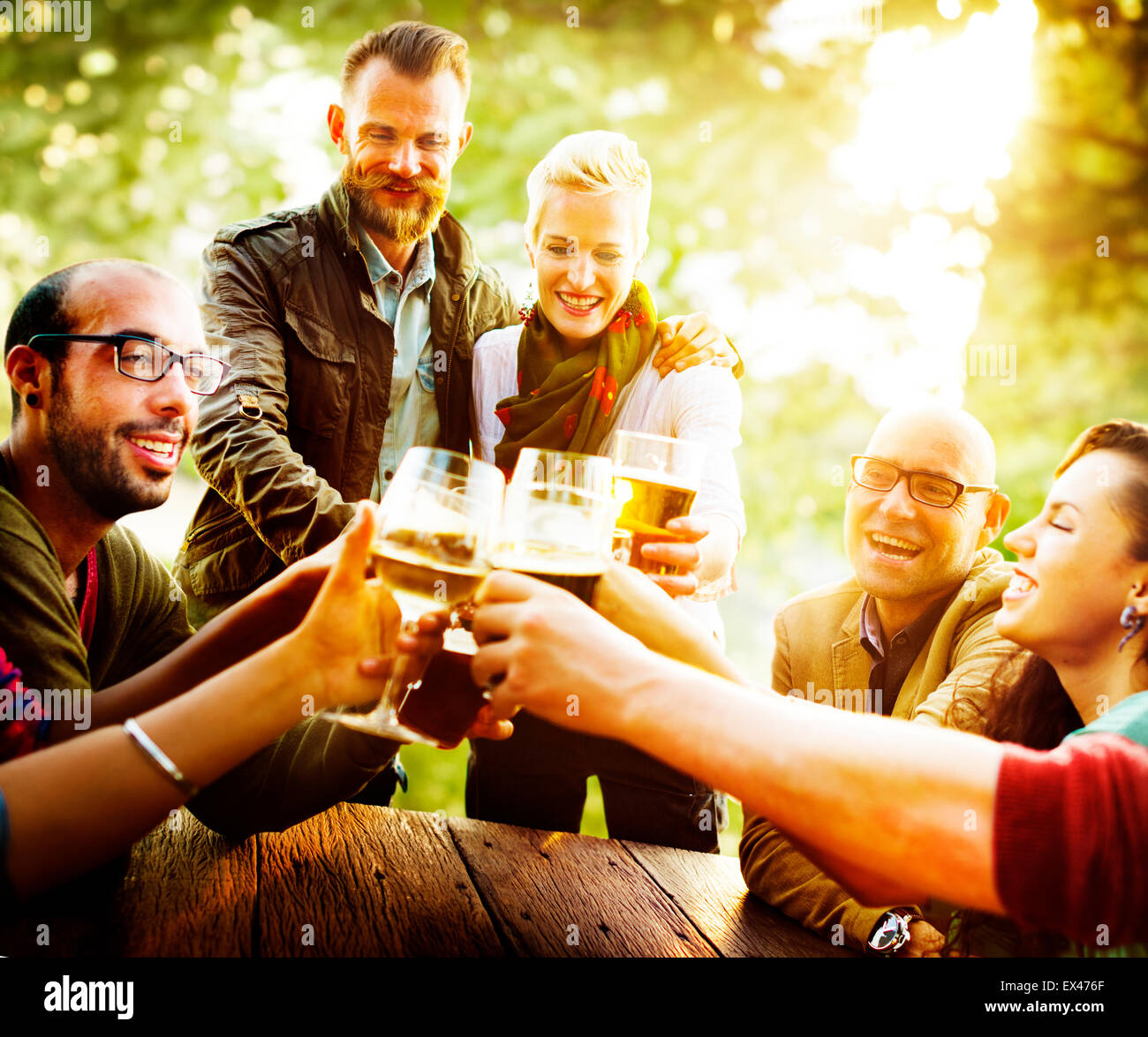 Freunde feiern im freien feiern Glück Konzept Stockfoto