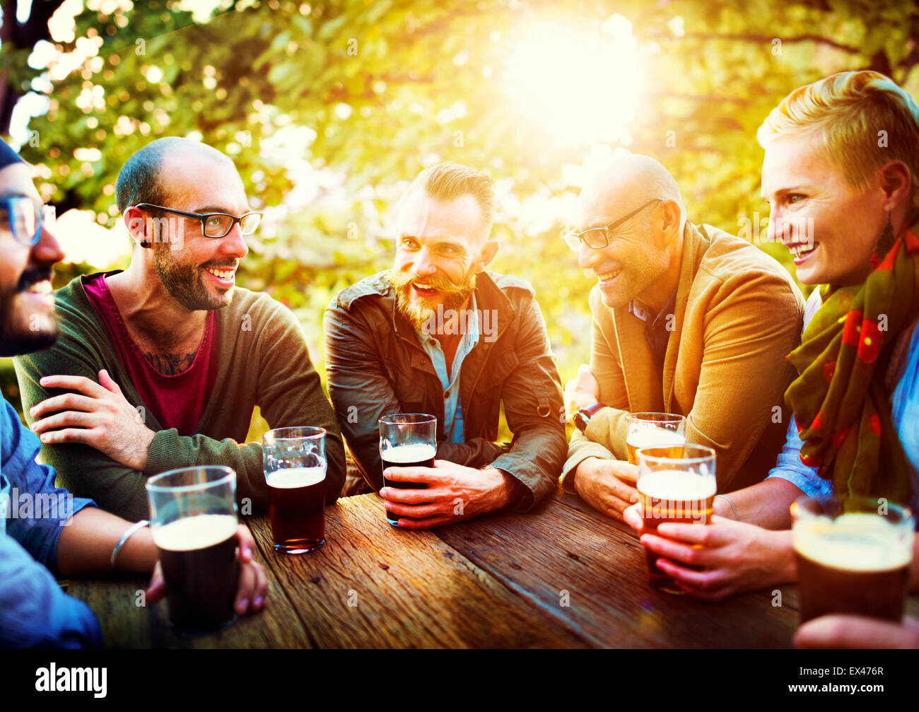 Unterschiedlichste Menschen Freunde trinken Konzept hängen Stockfoto