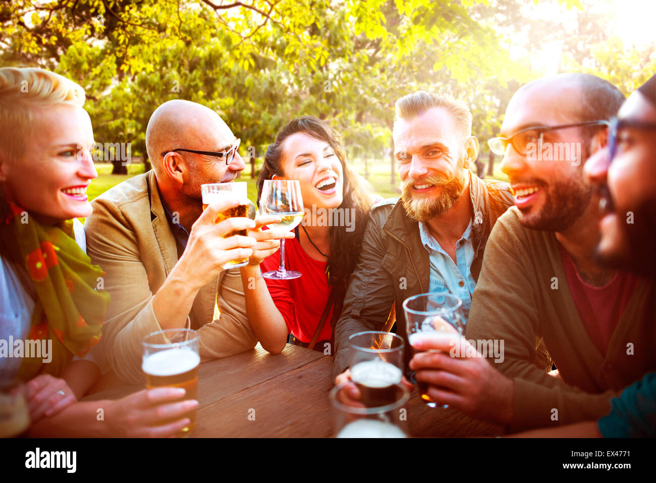 Unterschiedlichste Menschen Freunde trinken Konzept hängen Stockfoto