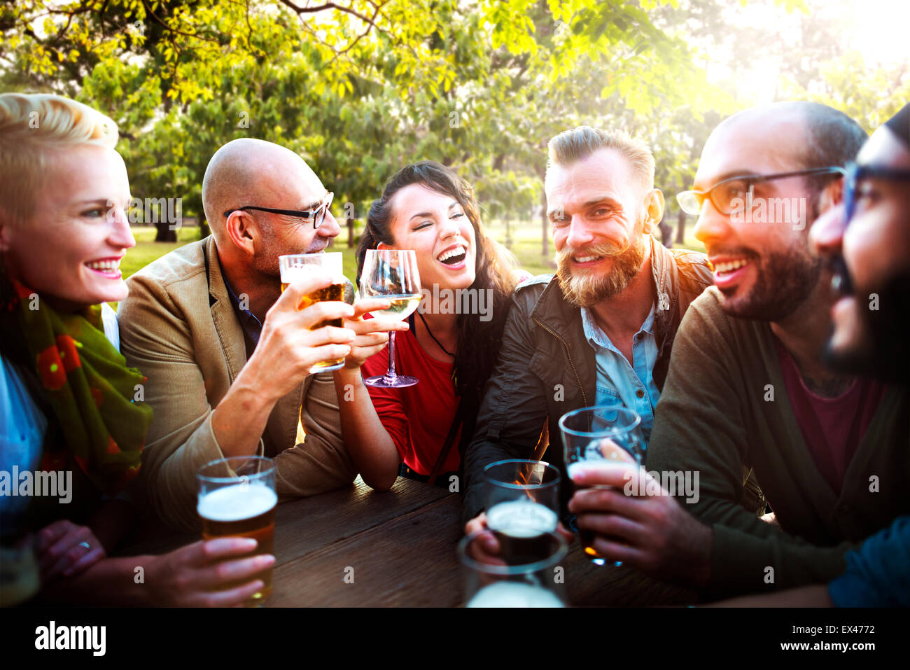 Unterschiedlichste Menschen Freunde trinken Konzept hängen Stockfoto