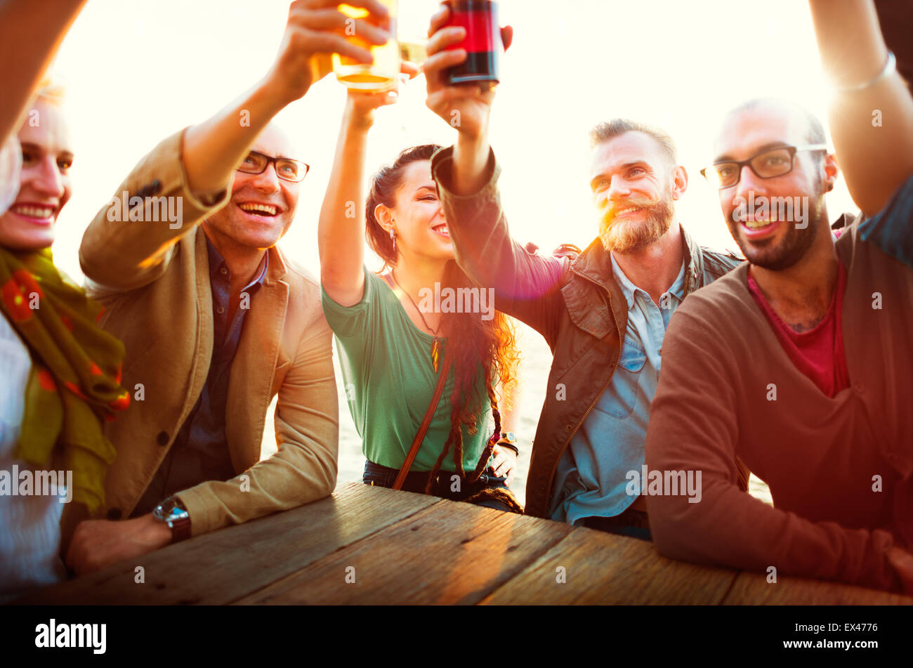 Unterschiedlichste Menschen Freunde trinken Konzept hängen Stockfoto