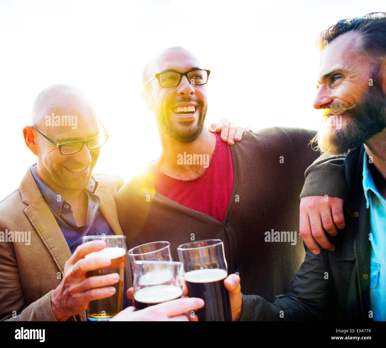 Unterschiedlichste Menschen Freunde trinken Konzept hängen Stockfoto