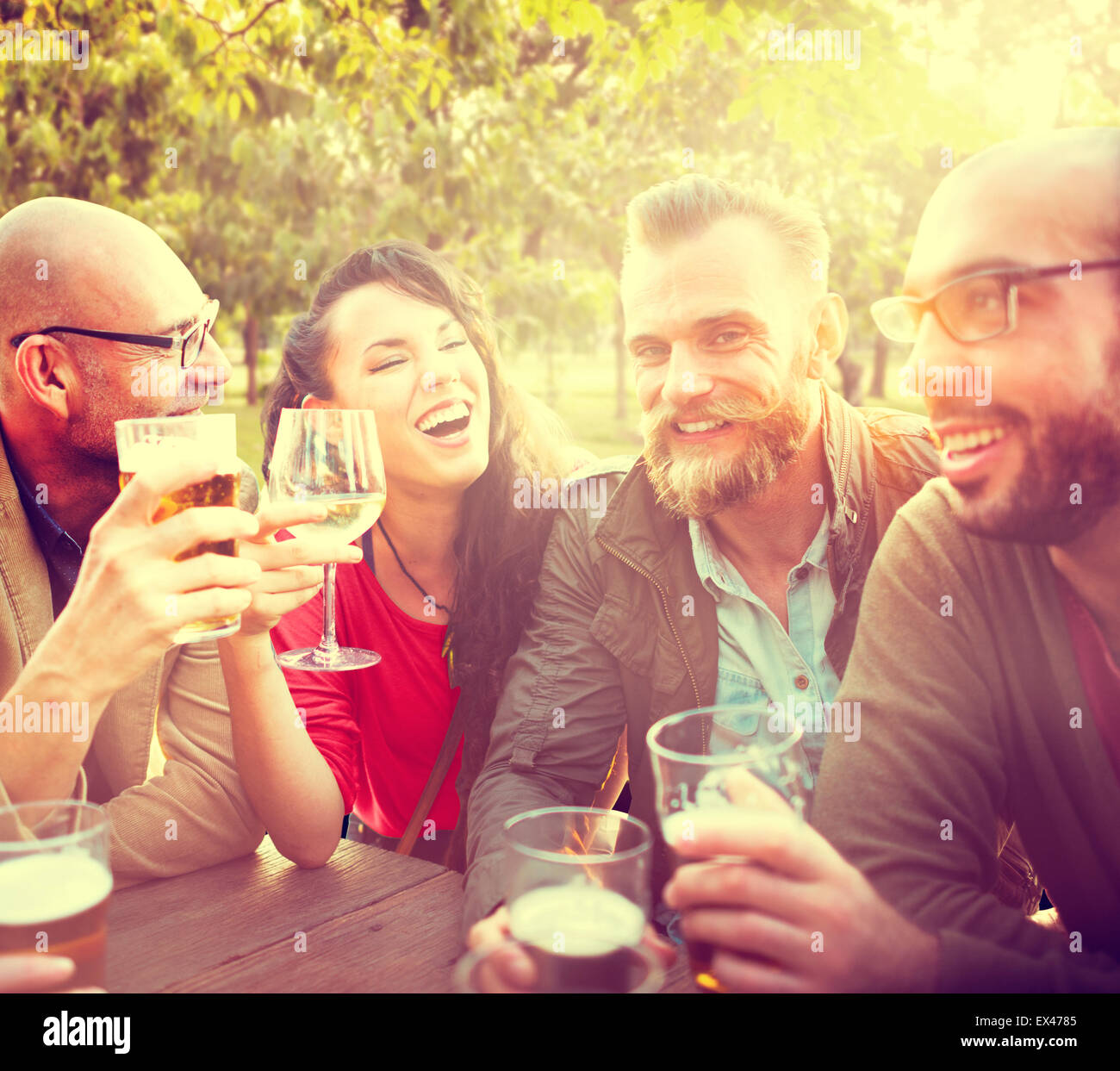 Unterschiedlichste Menschen Freunde trinken Konzept hängen Stockfoto