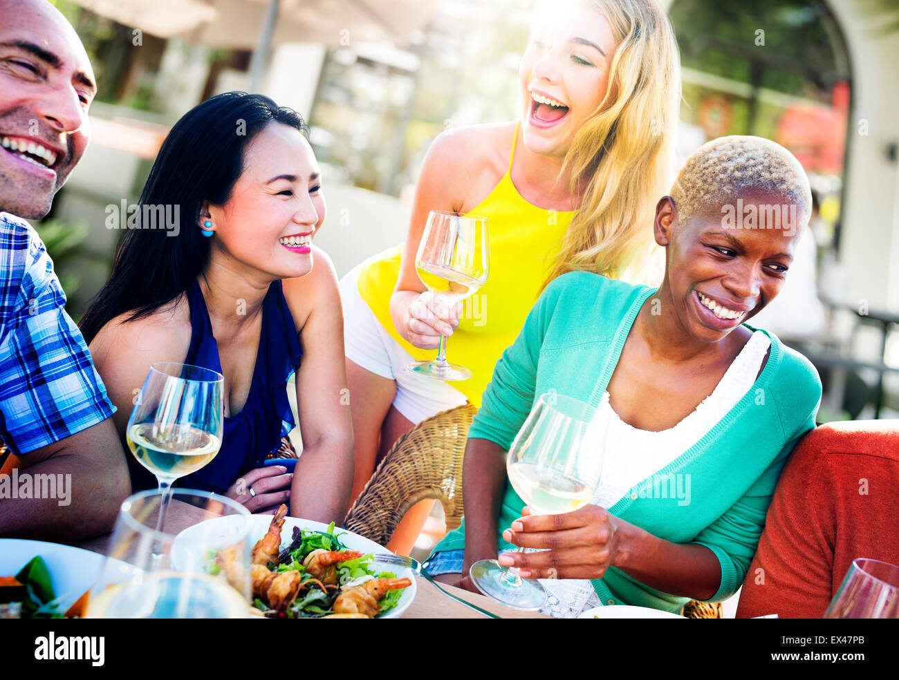 Unterschiedlichste Menschen Mittagessen im freien Food Konzept Stockfoto