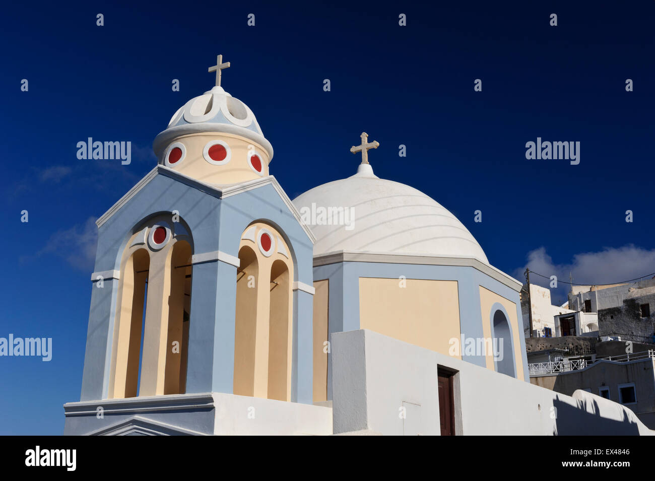 Eine bunte griechische Kirche von Saint Stylianos, Firostefani, Santorin, Griechenland. Stockfoto