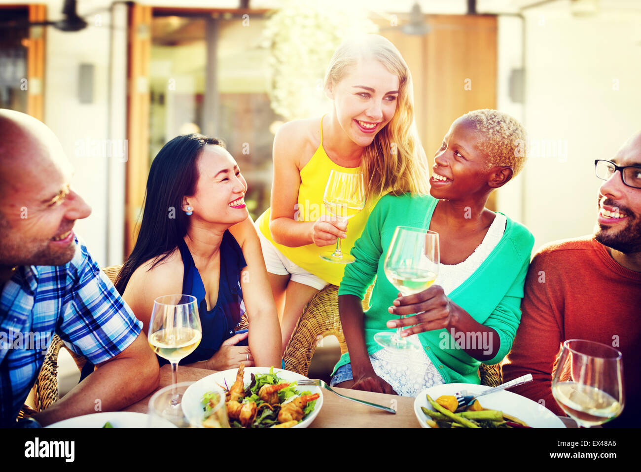 Unterschiedlichste Menschen Mittagessen im freien Food Konzept Stockfoto