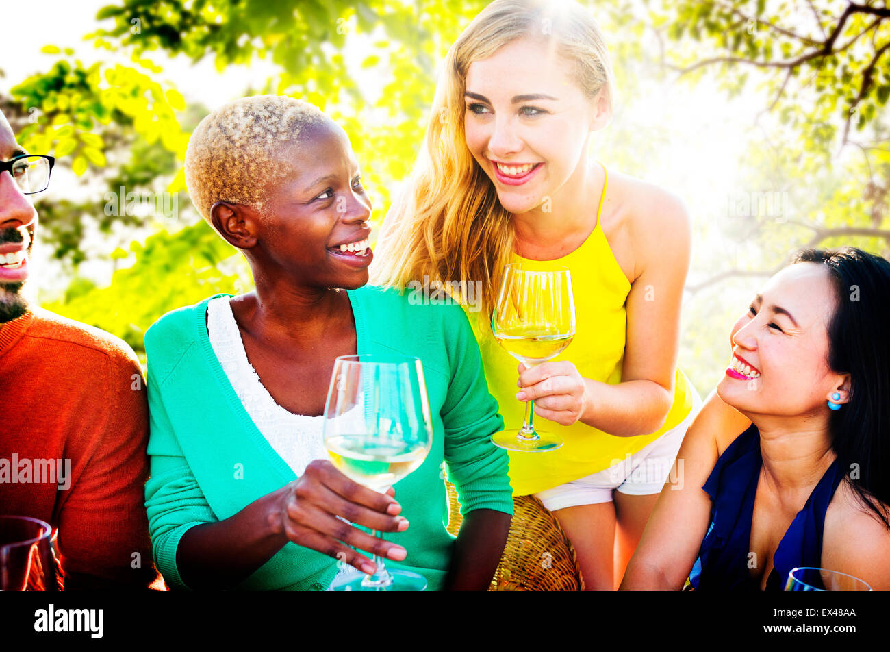 Mädchen reden, chillen Freundschaft Freizeit Freunde Konzept Stockfoto