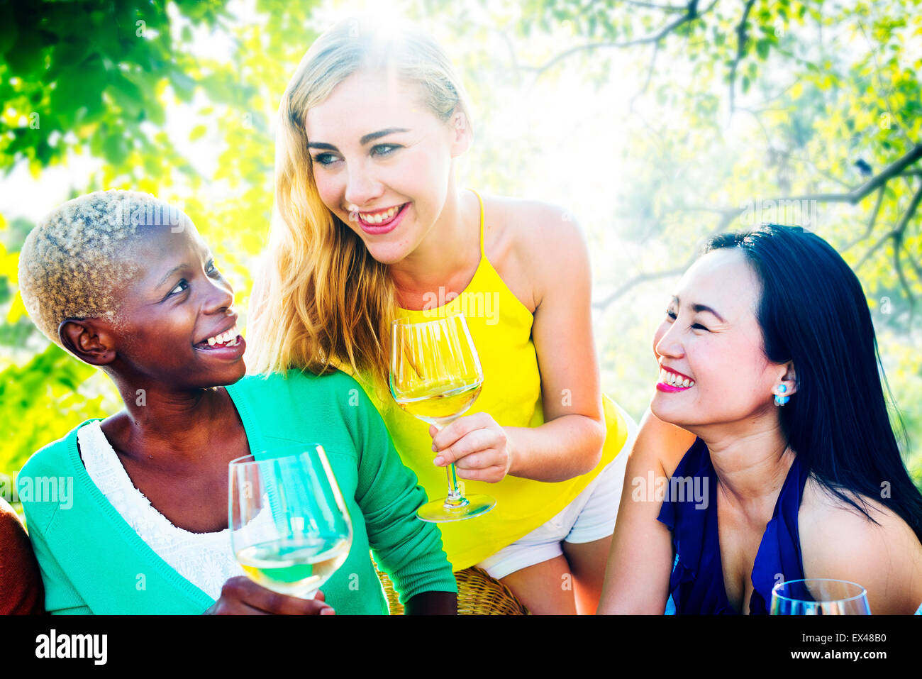 Mädchen reden, chillen Freundschaft Freizeit Freunde Konzept Stockfoto