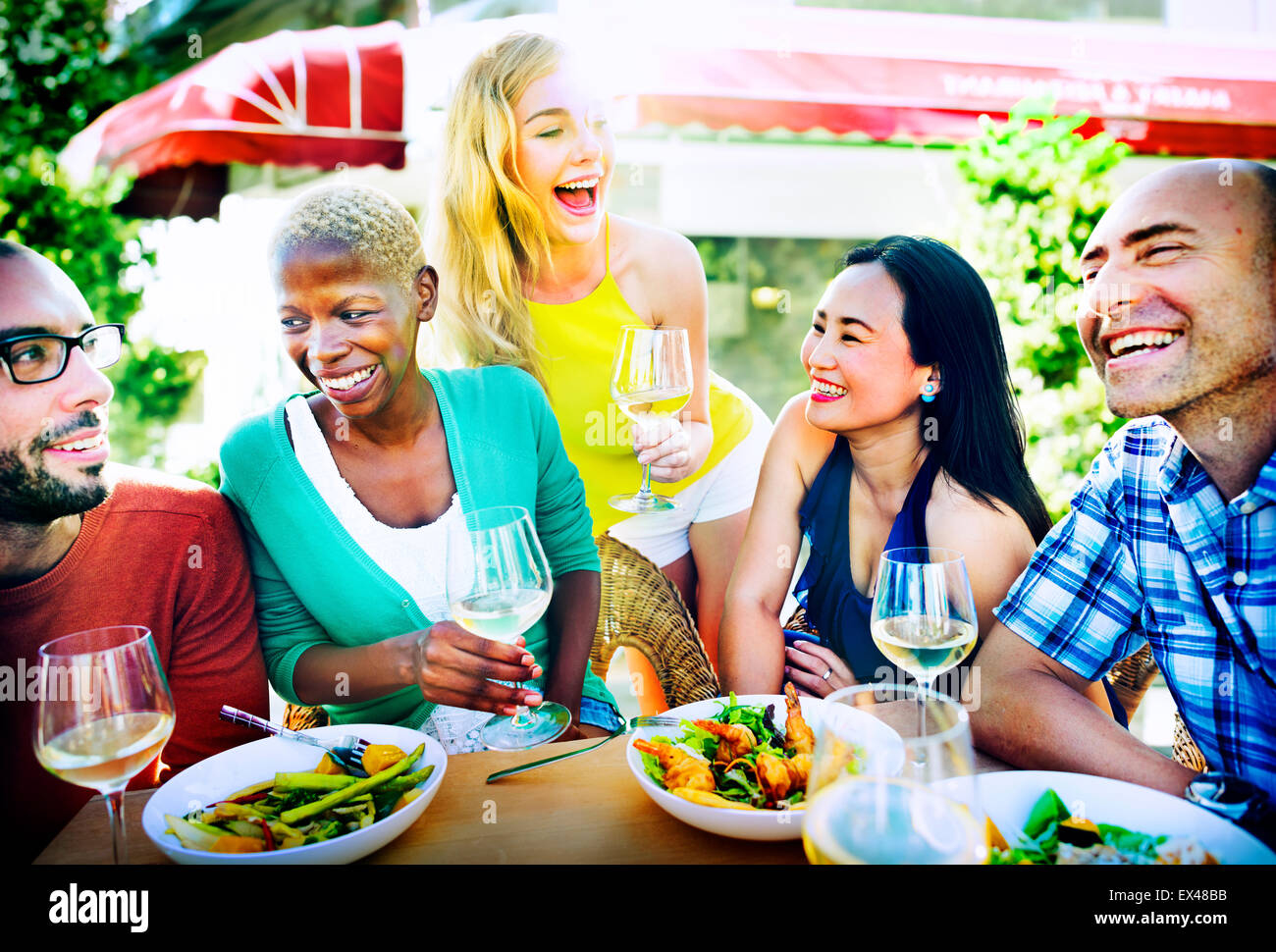 Unterschiedlichste Menschen Mittagessen im freien Food Konzept Stockfoto